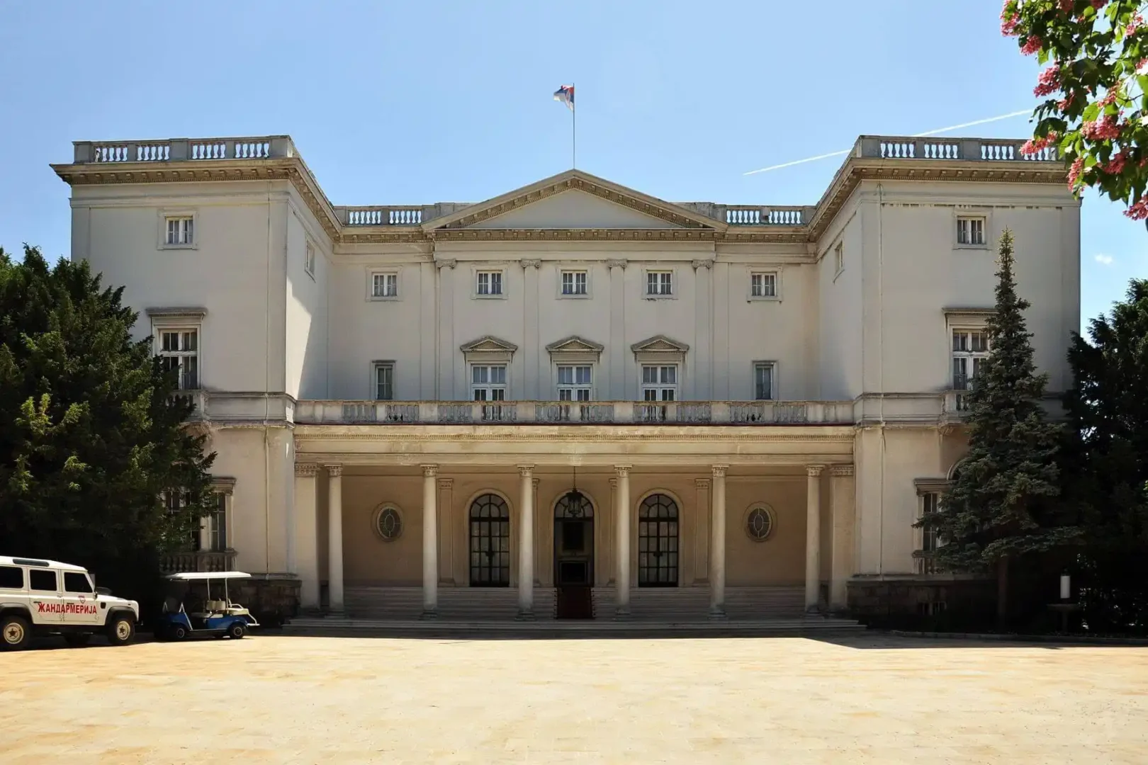 Spomenik tour en Belgrado y sus alrededores - 15 palacio blanco