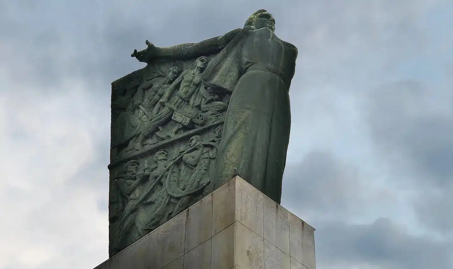 Spomenik tour en Belgrado y sus alrededores - 2 monumento combatientes caidos zemun