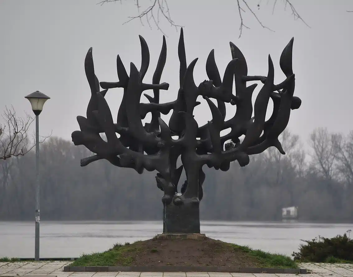 Spomenik tour en Belgrado y sus alrededores - 8 menora llameante