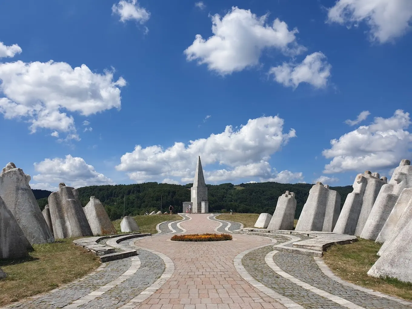 Spomeniks: monumentos de la antigua Yugoslavia - Kadinjaca spomenik Spomeniks: monumentos de la antigua Yugoslavia - Kadinjaca spomenik