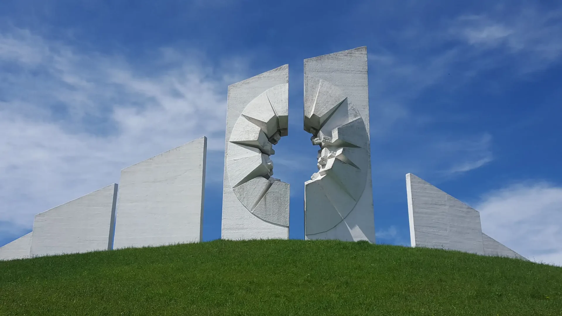 Spomeniks: monumentos de la antigua Yugoslavia - Kadinjaca spomenik2 Spomeniks: monumentos de la antigua Yugoslavia - Kadinjaca spomenik2