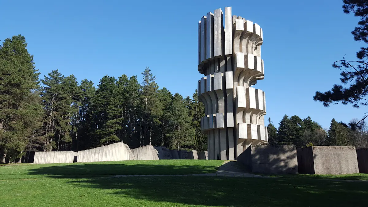 Spomeniks: monumentos de la antigua Yugoslavia - Kozara Spomenik Spomeniks: monumentos de la antigua Yugoslavia - Kozara Spomenik