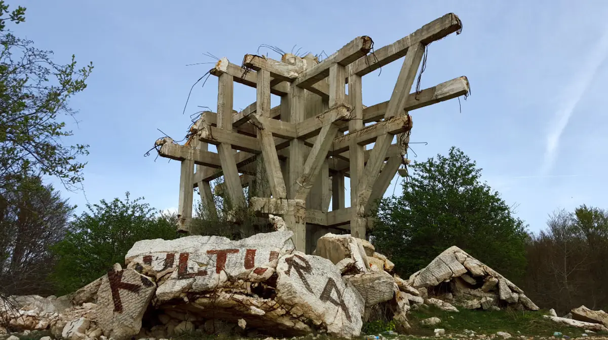 Spomeniks: monumentos de la antigua Yugoslavia - Spomenik Makljen1 Spomeniks: monumentos de la antigua Yugoslavia - Spomenik Makljen1